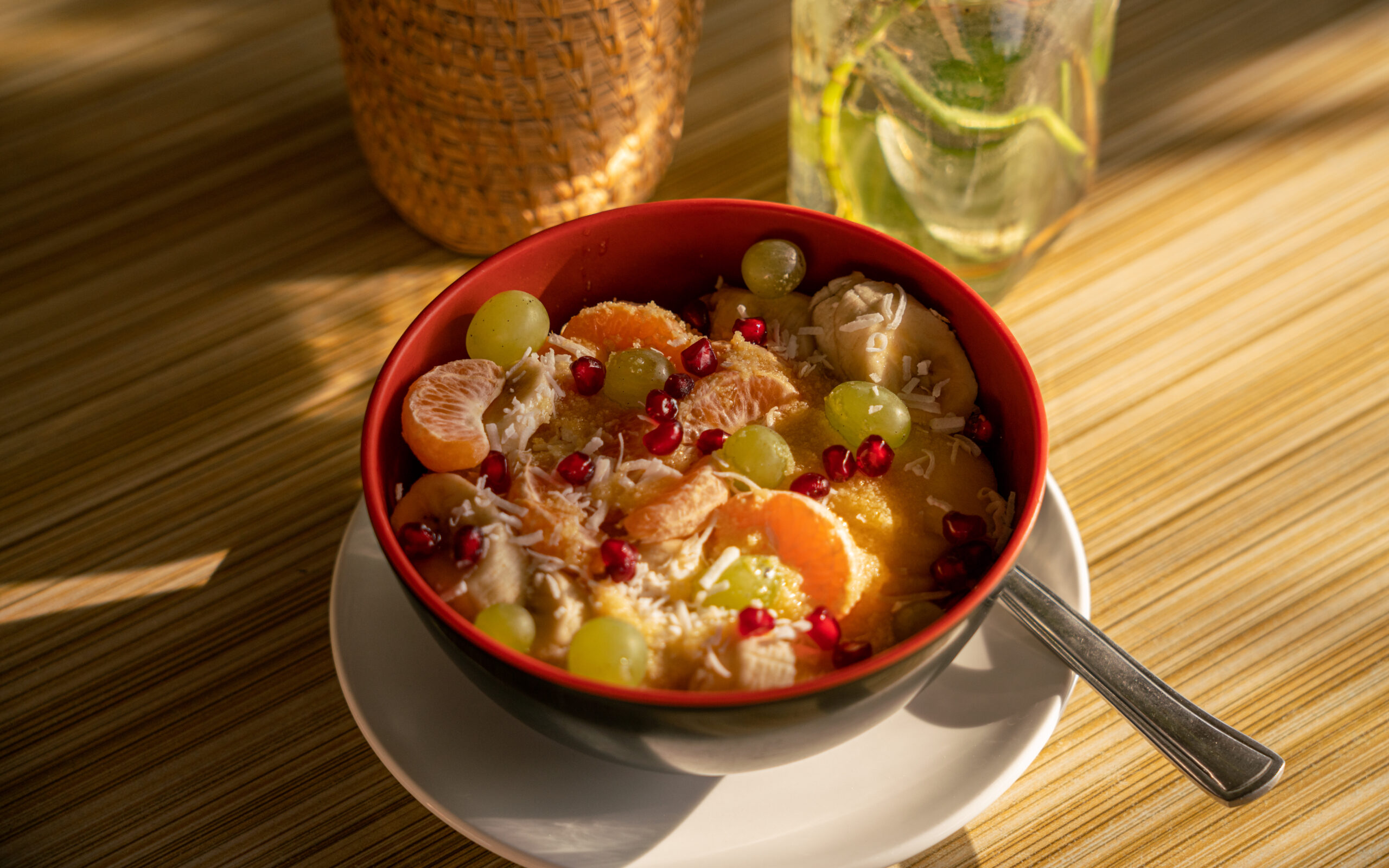 Breakfast bowl : yogurt, muesli and fresh fruits